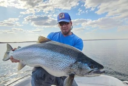 Pesca y devolución en el Lago Mari Menuco